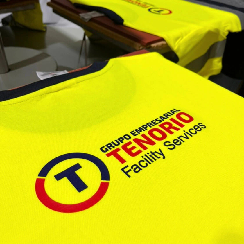 DTF por metros en ropa laboral